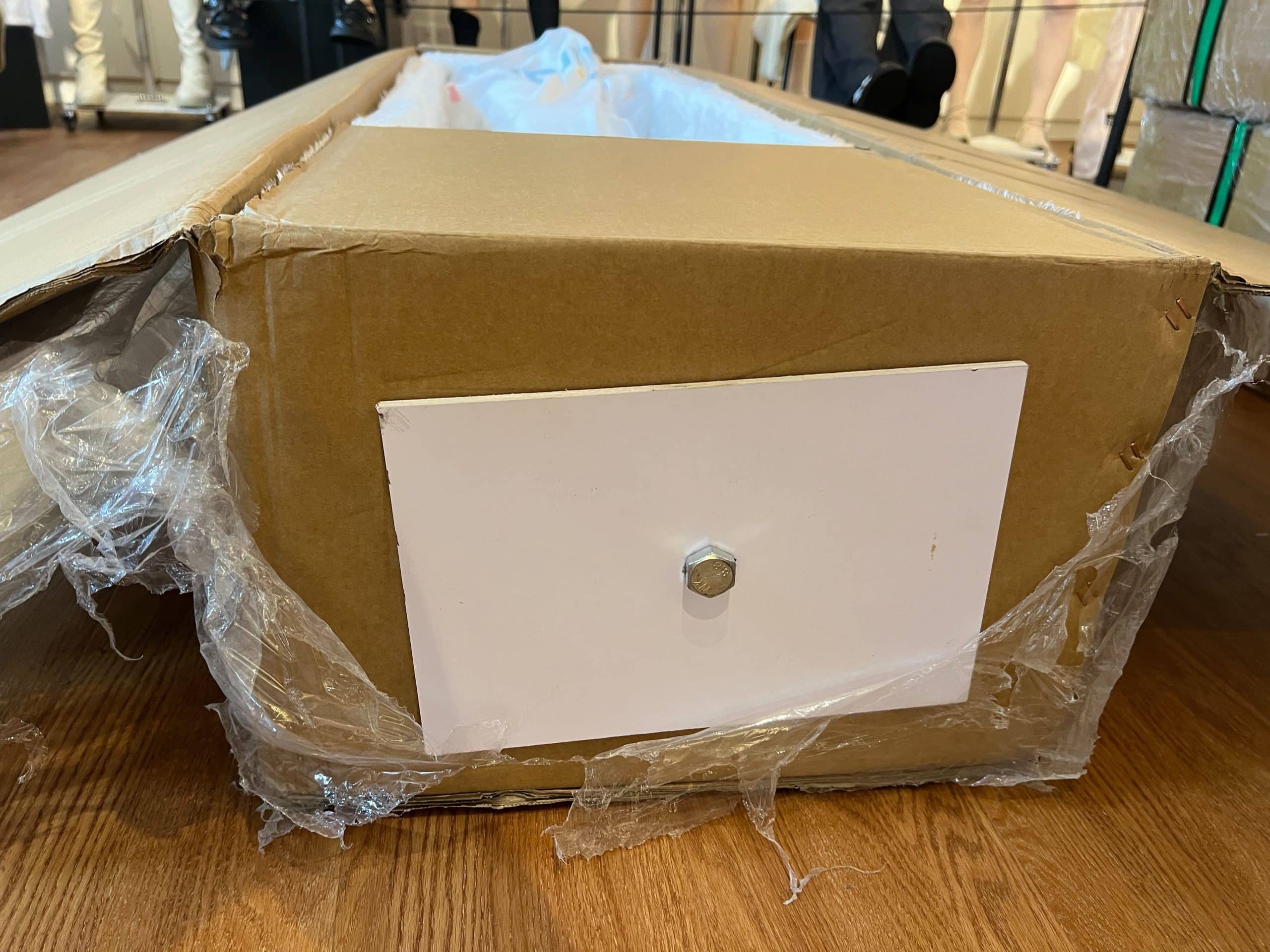 Kiradols娃娃使用螺絲固定在外箱