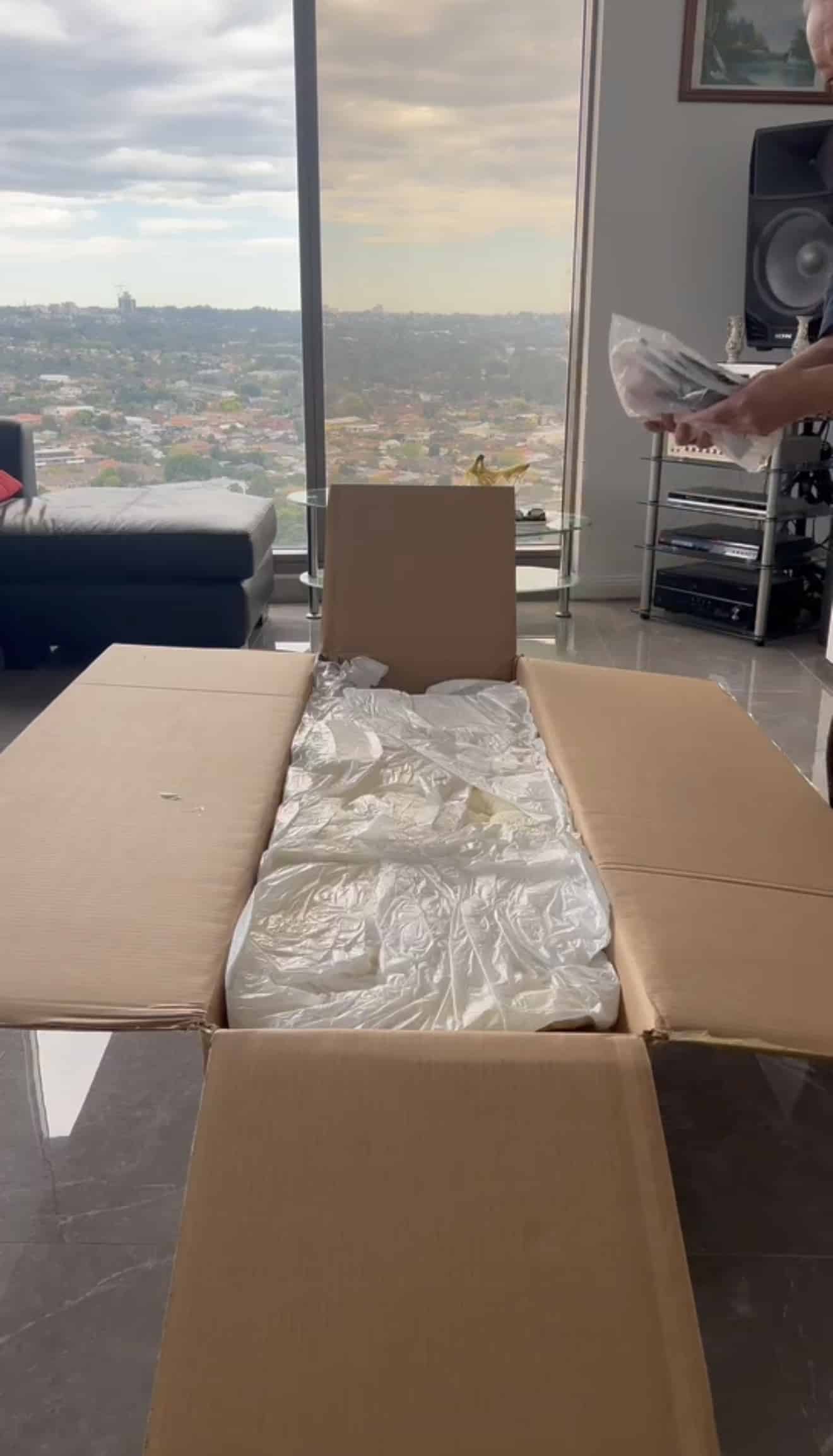 矽膠娃娃寄送澳洲箱內緩衝包材與固定防護